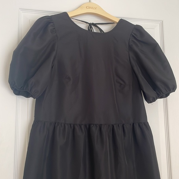 H&M Puff-sleeved dress with cut out section at the back with lace-up ties - Picture 3 of 8